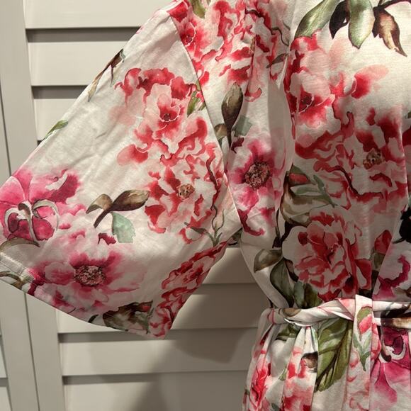Show me your MuMu NWOT Floral Robe with belt in 100% Polyester. - Picture 2 of 6